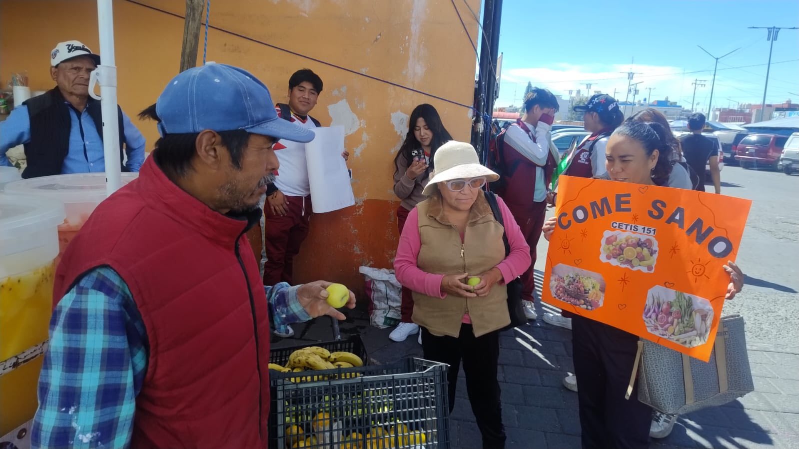 Estudiantes asesorando comercios locales
